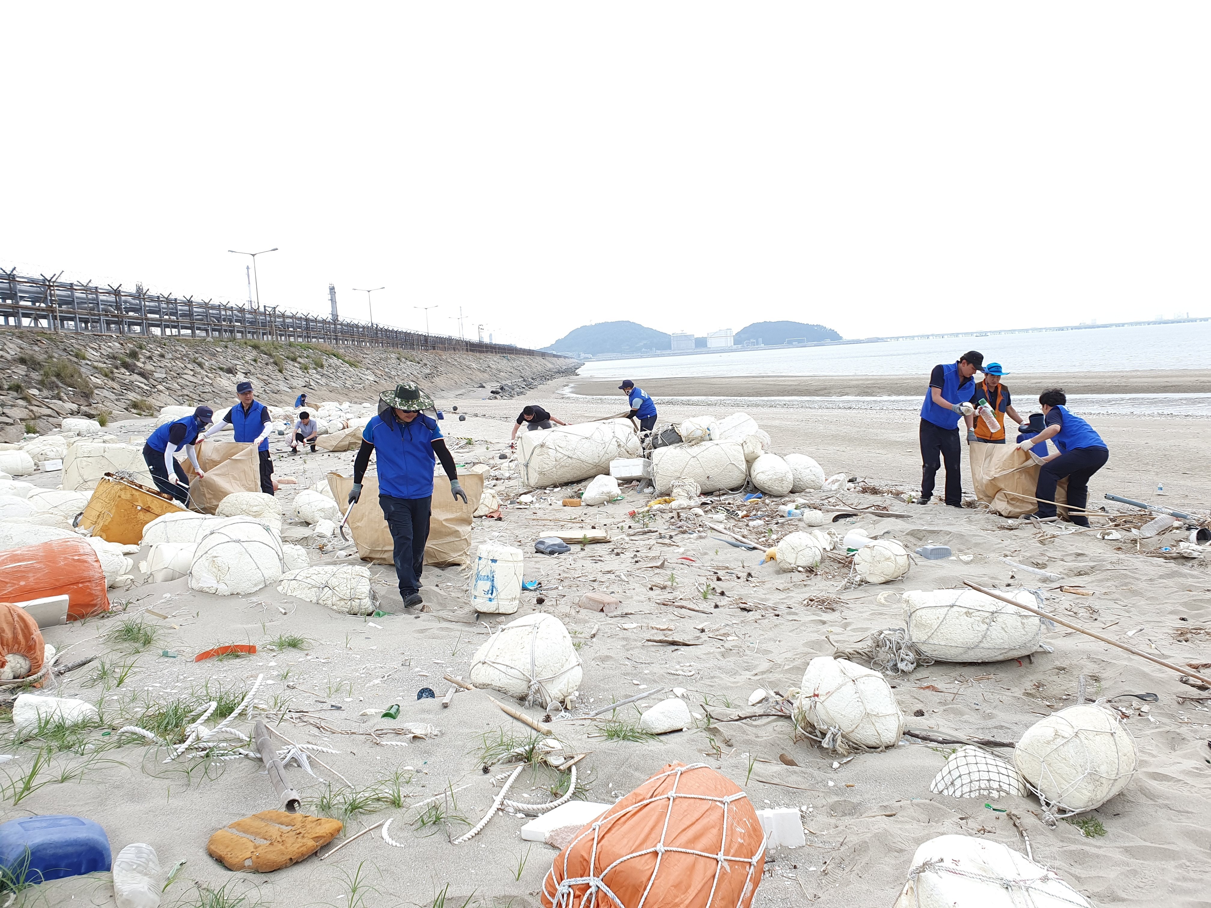 KOEM 대산지사, 씨텍 전면 해안가 장기방치 쓰레기 수거 - 첨부파일(사진_2.jpg)