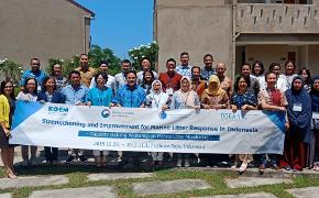 해양환경공단, 인도네시아 현지 해양쓰레기 모니터링 역량강화 워크숍 개최 - 첨부파일(1. 워크숍 참석자들이 단체사진을 찍고 있다..jpg)