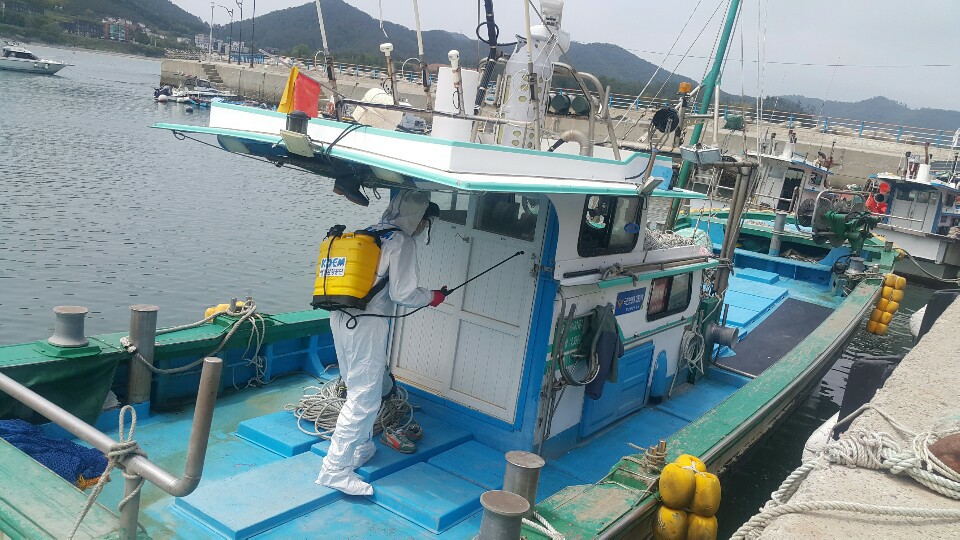 마산지사, KOEM, 어촌계 방제대응센터 연계 봉사활동 실시 - 첨부파일(어항 및 선박 방역.jpg)
