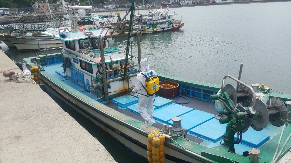 마산지사, KOEM, 어촌계 방제대응센터 연계 봉사활동 실시 - 첨부파일(선박 방역.jpg)
