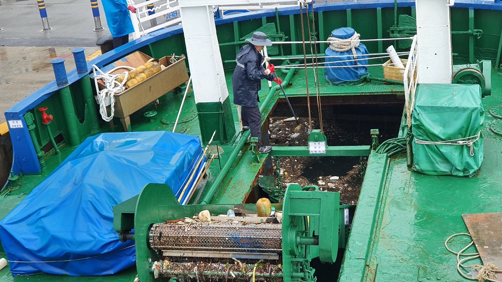 해양환경공단, 장마철 유입된 해양쓰레기 수거에 총력 - 첨부파일(쓰레기 작업 사진.jpg)