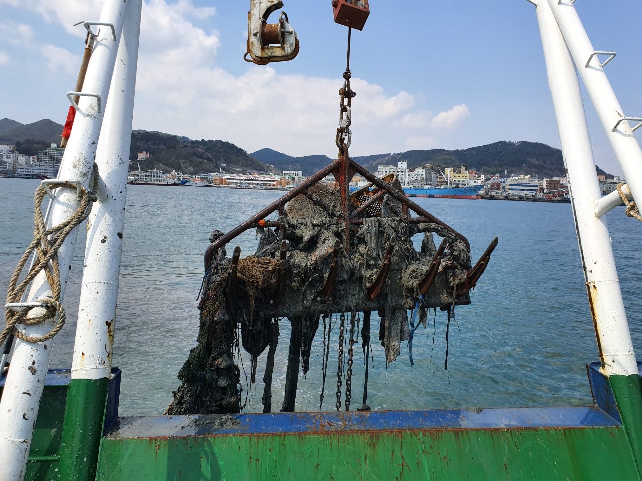 해양환경공단, 상반기 전국 해양침적쓰레기 1,373톤 수거 - 첨부파일(0720_침적쓰레기1.jpeg)